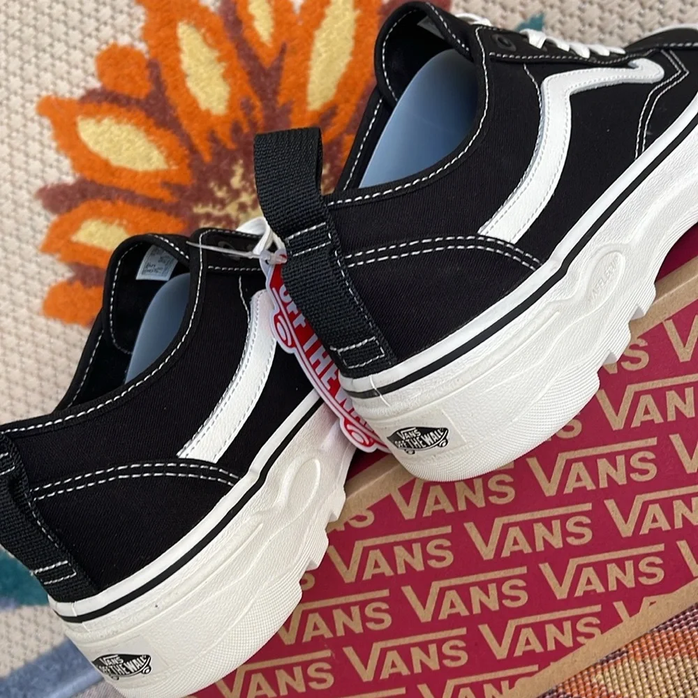 Vans Men’s Sentry Old Skool (Canvas) Black/Marshmallow
VN0A5KR3VQE
Sneakers - Picture 16 of 16